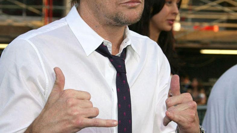 Dvojčkoma ne bo pustil, da se igrata z igračami. (Foto: Flynet/JLP)