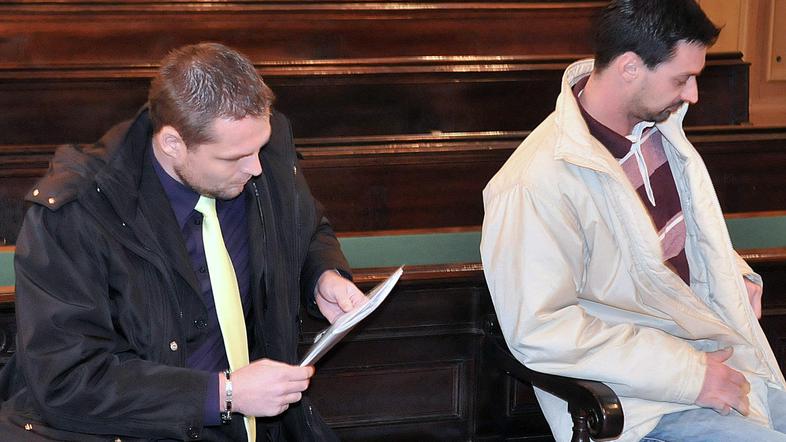 Poleg Vežnaverja (levo) se je zaradi zdravstvenih težav sodniku opravičil tudi J