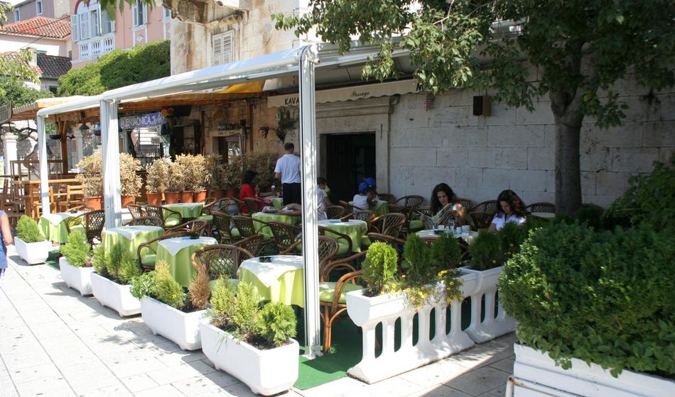 Plaže polne, restavracije pa prazne: Pet ljudi je naročilo porcijo pomfrija