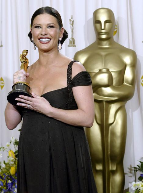 Osem mesecev noseča Catherine Zeta-Jones je marca leta 2003 dobila oskarja za na