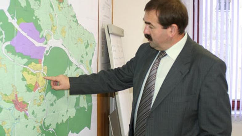 Po navedbah župana Zvoneta Laha bodo prestavili cesto pred cerkvijo stran od nje