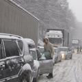 Ujeti v koloni so lahko le nemočno čakali, da se bo cesta sprostila. (Foto: Jerc