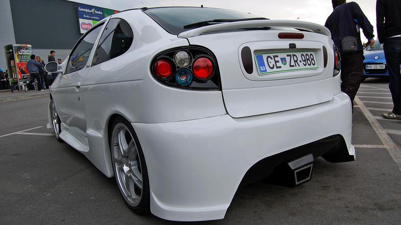 Zbor predelanih vozil pred premiero filma hitri in drzni 5 v Kranju.