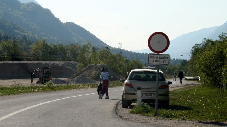 Rekreativci vsako popoldne in konec tedna zasedejo oskrbovalno pot proti platoju