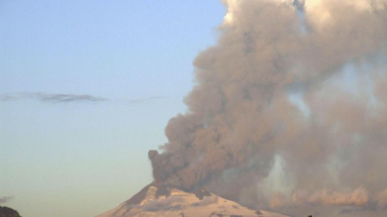 Vulkan naj bi ogenj in lavo bruhal okoli 100 metrov visoko.