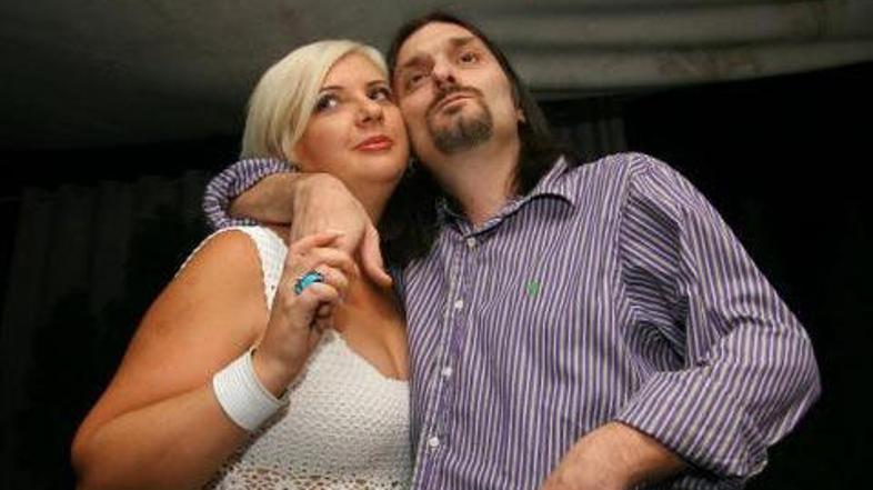 Žena pokojnega Dvornika želi, da se pevca vsi spominjajo kot dobrotnika.