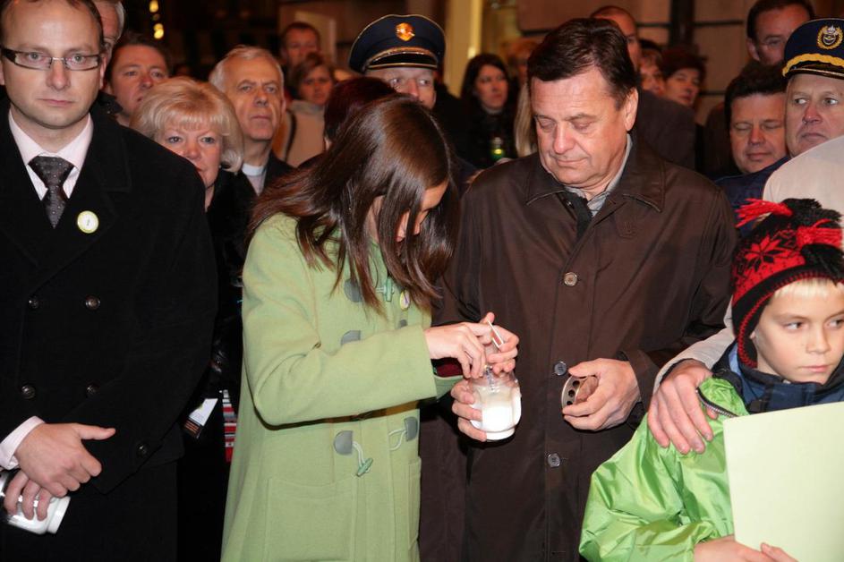 prižiganje sveč, zavod varna pot, dan spomina na žrtve prometnih nesreč