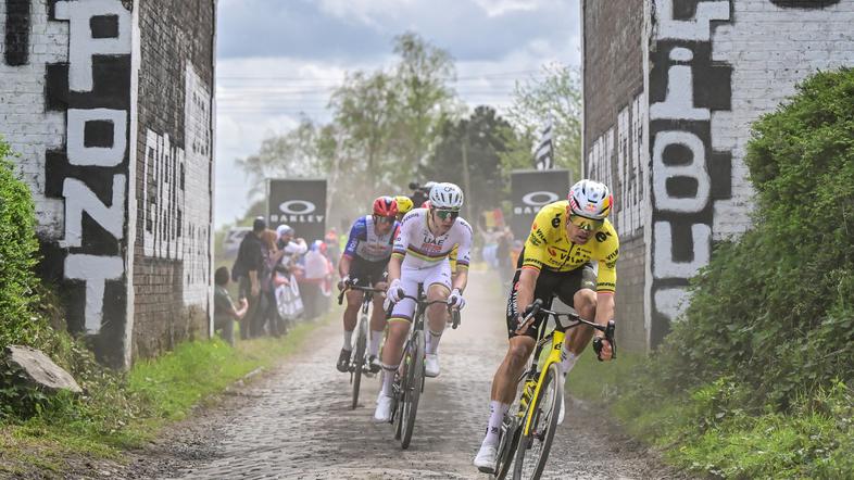 Tadej Pogačar Wout van Aert Pariz - Roubaix