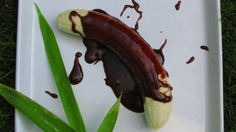 Čokoladno banano postrezite samo ali s sladoledom.