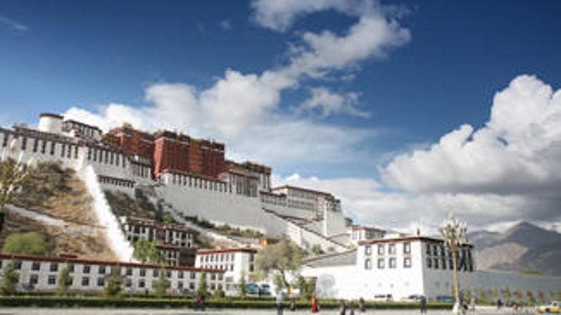 Enote kitajske policije so obkolile budistične samostane v Lhasi.