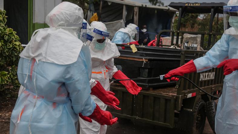 ebola medicinsko osebje v zaščitni opremi