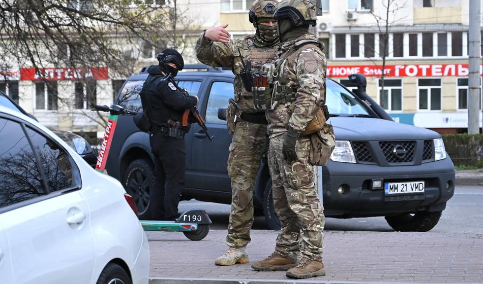 Odjeknili streli, policista pa zbežala: V nevarnosti pustila otroka