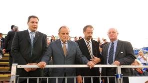 Kandidat za novega kmetijskega ministra, Dejan Židan, je na fotografiji prvi z l