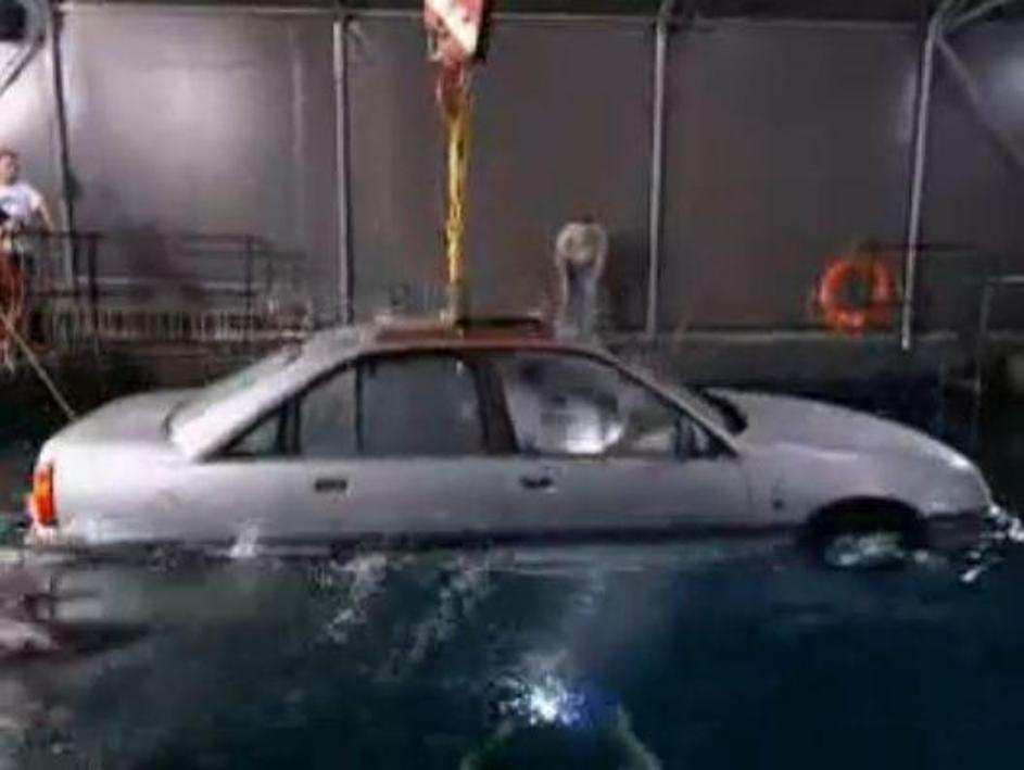 V Top Gearu so preizkusili, kako se lahko voznik reši iz potapljajočega se avtom