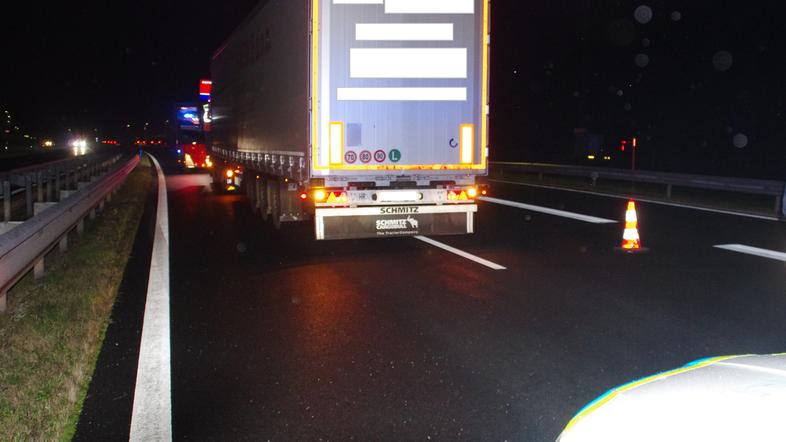 tovornjak sredi avtoceste