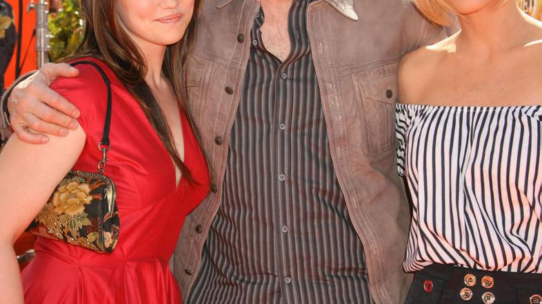 Jane Carrey (levo) s svojim očetom Jimom in njegovo izbranko Jenny McCarthy. (Fo