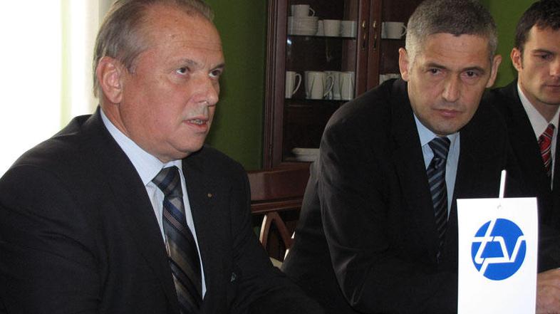 Vladimir Bahč in Jožef Bradeško ob podpisu pogodbe za sedem milijonov evrov kred