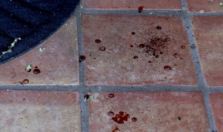 Pretresljivi posnetki: Pred domom zvezdničine mame našli kri