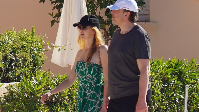 Natasha Bassett, Elon Musk