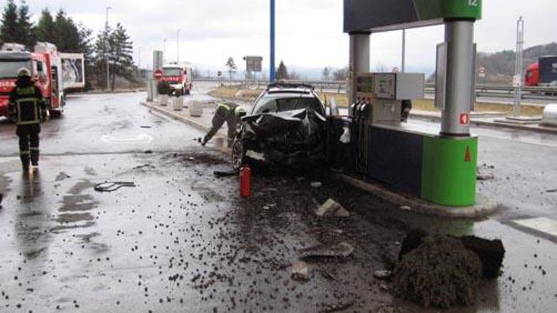 Voznik je trčil v točilni steber črpalke.