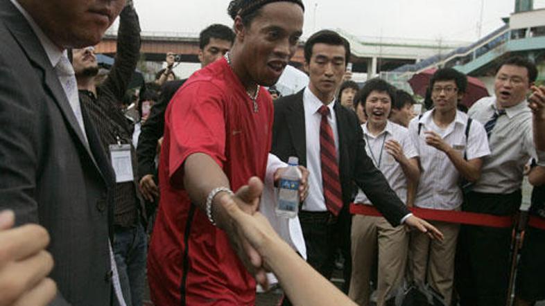 Medtem ko se Ronaldinho mudi v Koreji, v Evropi poteka boj za njegove storitve.
