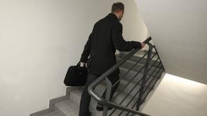 razno 31.12.10. inspektor, stopnice, poslovnez, stopnisce, blok, foto:nik rovan