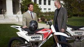 Arnold Schwarzenegger na predstavitvi električnih motorjev. (Foto: Autoblog)