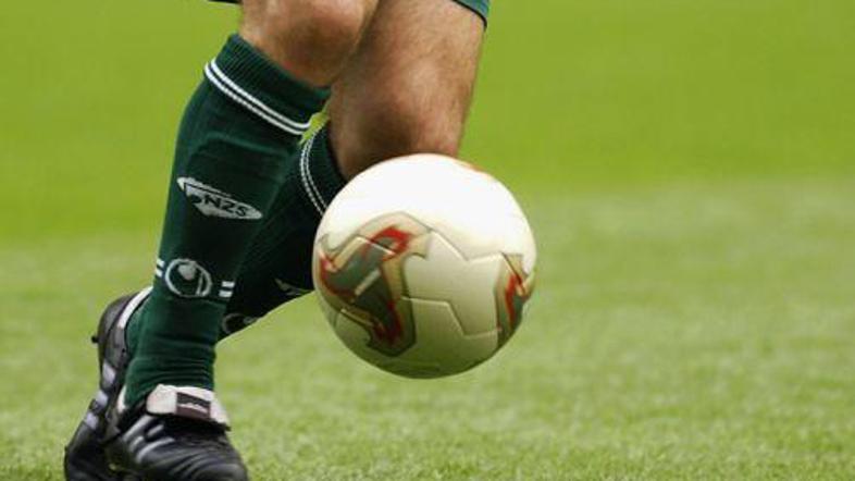 Se bodo prvoligaški igralci v prvem krogu zapodili za žogo ali ne?