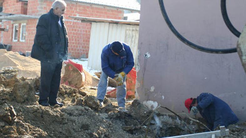 Za zdaj od transformatorske postaje vlečejo glavni vod, so pojasnili delavci.