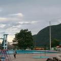 Letno kopališče Ukova obsega olimpijski in otroški bazen ter desetmetrski skakal