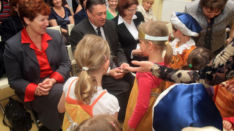 Marija Fabčič, načelnica OPVI MOL (na fotografiji desno ob županu Zoranu Jankovi