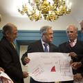 Čilski predsednik Sebastian Pinera v družbi z preživelimi v letalski nesreči pre
