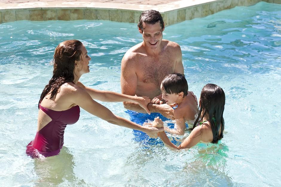 Družina v bazenu | Avtor: Shutterstock