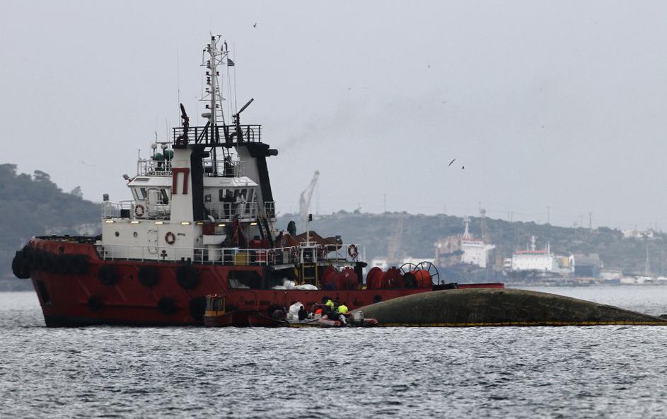 Prevrnjen tanker pred grškim pristaniščem
