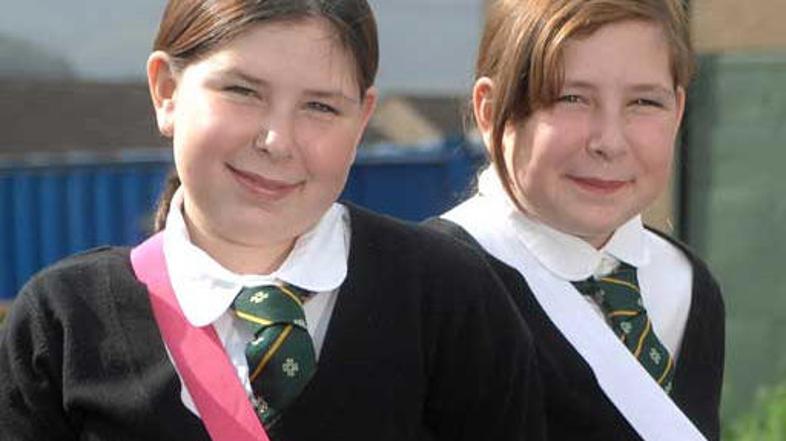 Dvojčici Katie in Chelsea sta danes zdravi.