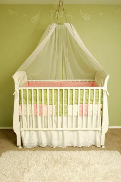 Da bo otročičku prijetno, ko se bo stisnil k ograjici, posteljico obdajte z zašč