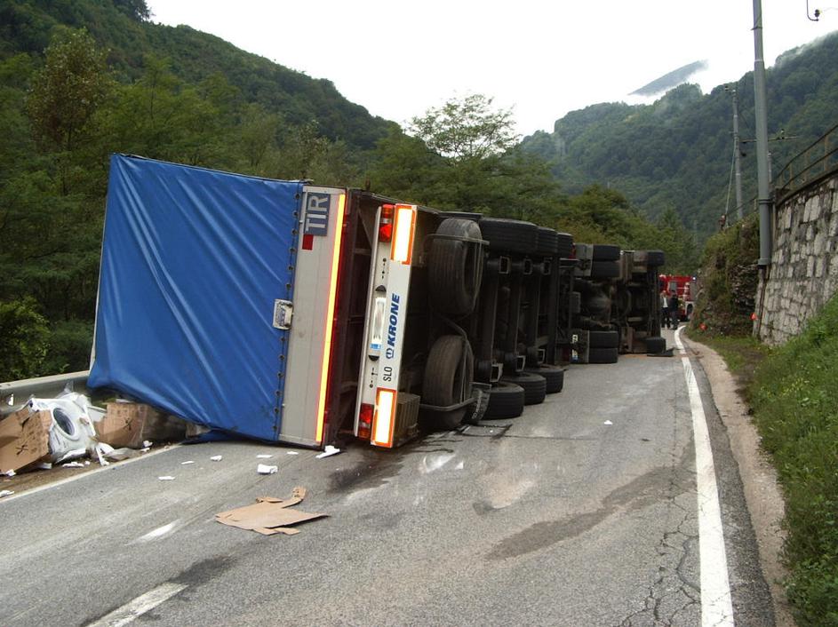 prometna nesreča, tovornjak, osebni avtomobil, Zidani most