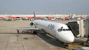 Nigerijski potnik je poskušal na letu iz Amsterdama v Detroit detonirati majhno 