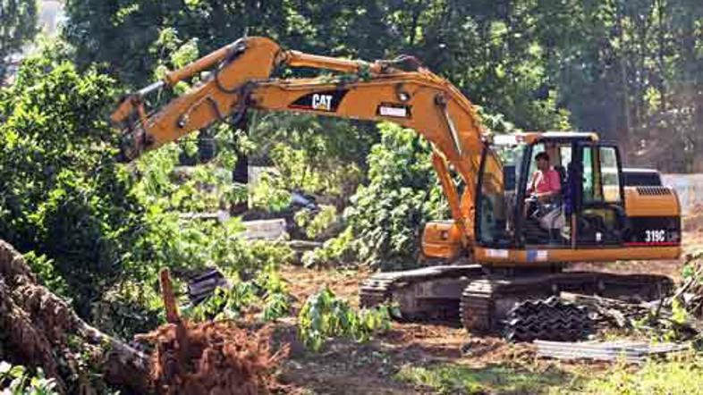 V Stegnah je padla še zadnja drvarnica.