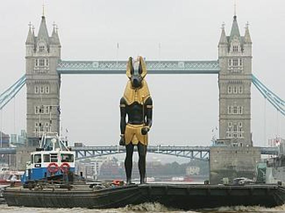 Londonski Tower Bridge so dvignili, ko je pod njim plula ladjica z Anubisom.
