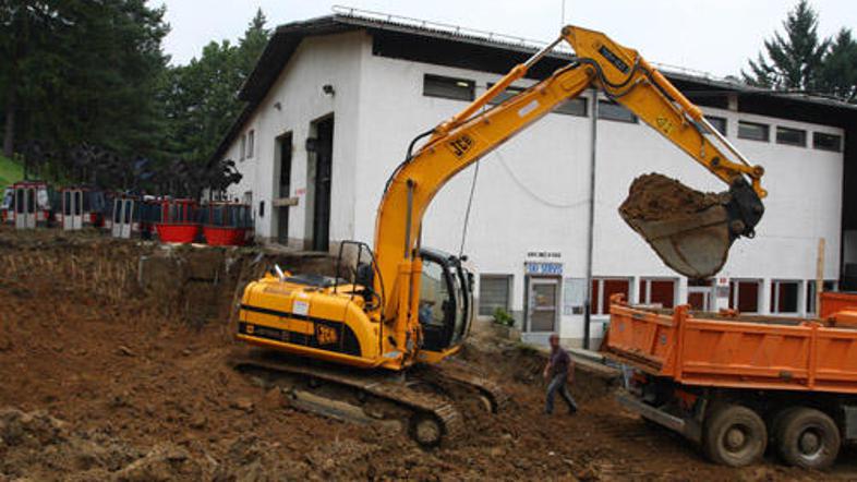 Kopanje za postavitev temeljev za novo vzpenjačo na mariborskem Pohorju