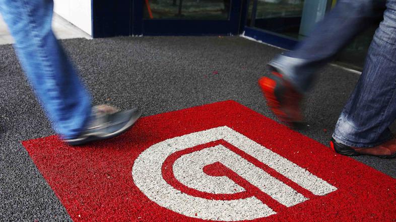 Slovenija 05.11.2013 logo, znak, simbolicna fotografija, zavarovalnica Triglav s