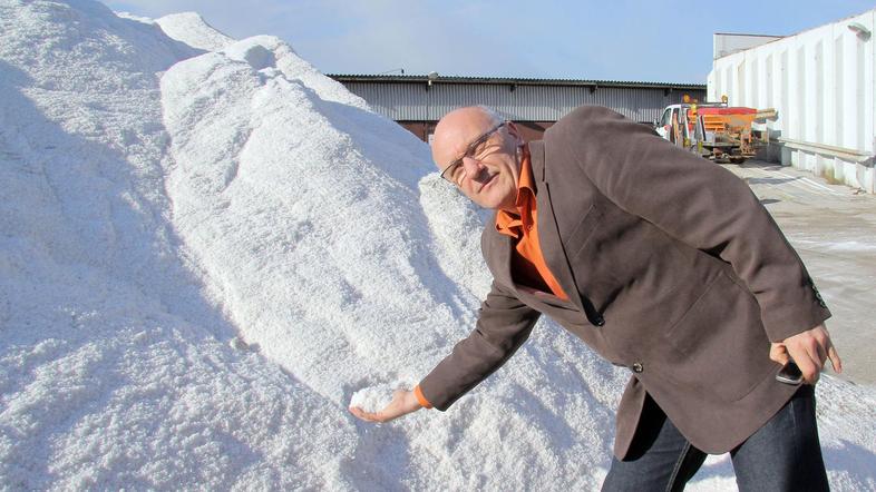 Vodja VOC Matjaž Kapitler ob za zdaj še velikem kupu soli, ki pa bo verjetno hit