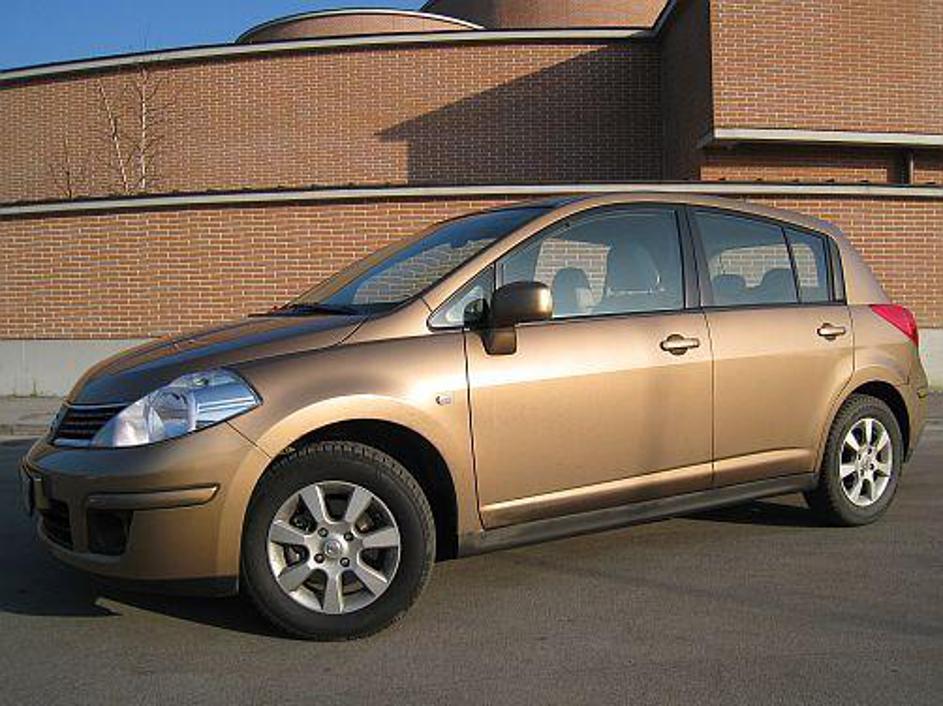 Tiida je v skladu s svojim imenom umirjena družinska kombilimuzina z veliko udob