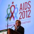 Elton John na konferenci o aidsu v Washingtonu