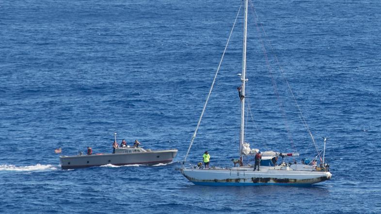 reševalna akcija ameriška mornarica ujeti na morju