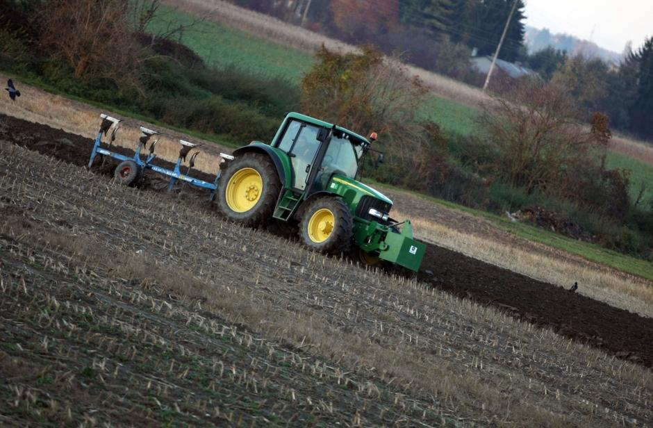 razno 02.11.07 traktor, plug, oranje, delo, zemlja, njiva, kmetovanje; foto:sasa | Avtor: Saša Despot