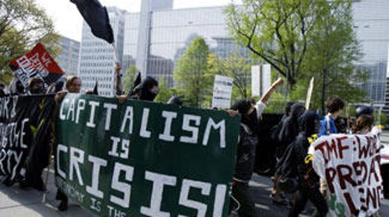 Aktivisti so s transparenti nakazali svojo jezo nad načinom, kako se svetovni vo