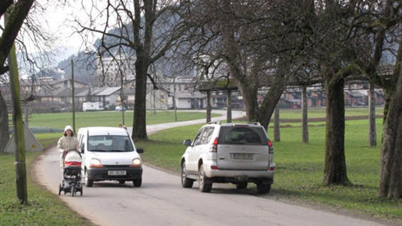 Taki prizori srečevanja pešcev in vozil na cesti na Rupo so vsakdanji. (Foto: Iz