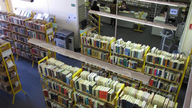 Polica z vsem gradivom bi se vlekla od Kranja do Šenčurja. Zaradi omejenega pros